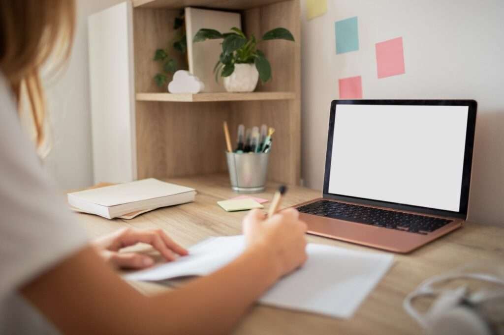 How Distance Learning in Dubai Supports Working Professionals